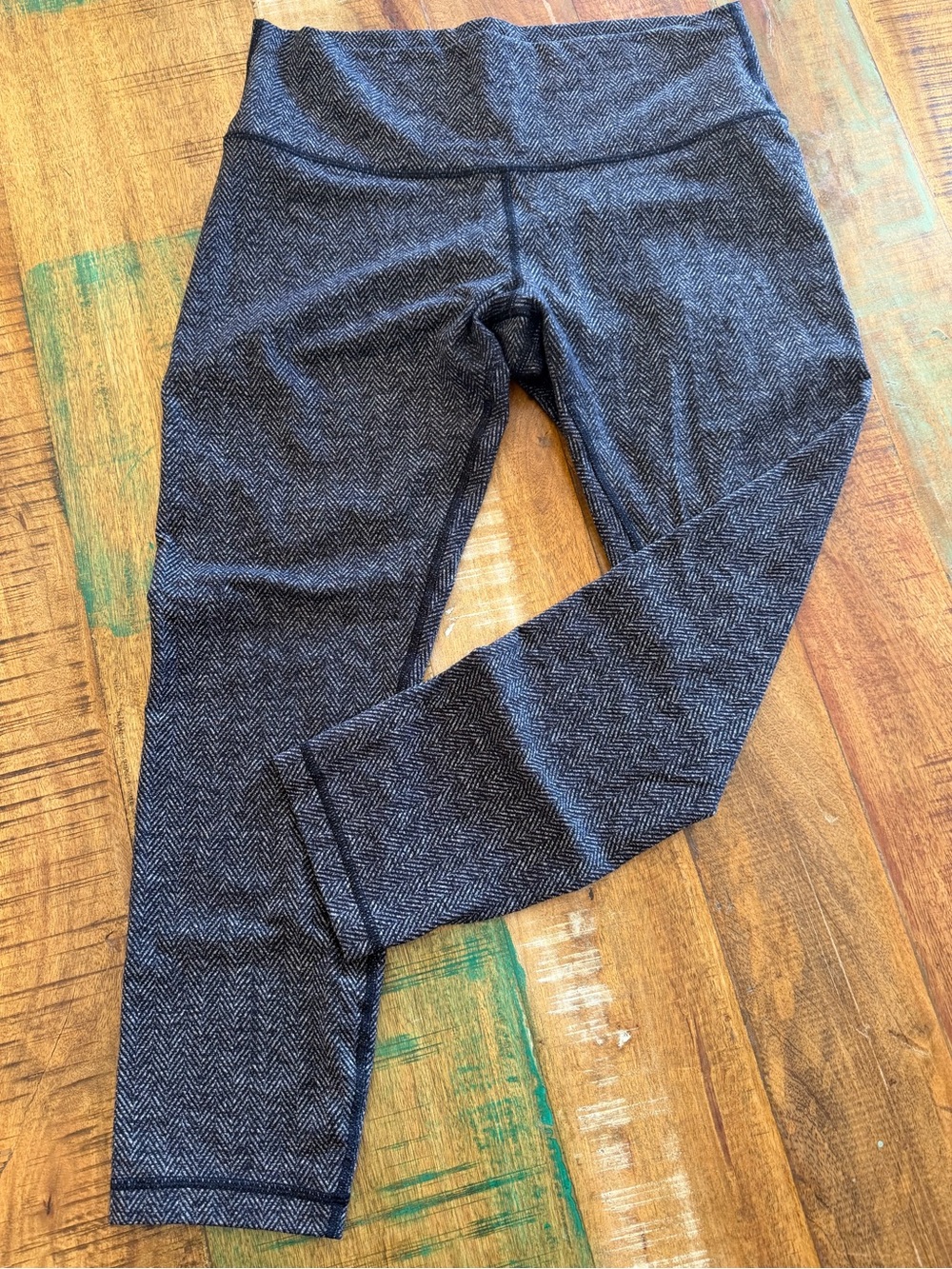 Lululemon black/white patterned legging. Size 12 EUC